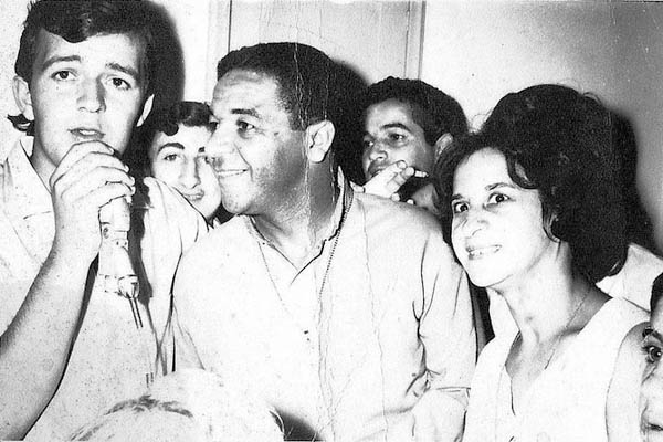 A rádio Difusora está comemorando este mês seu 51º aniversário, com o arraiá no espaço ao lado da emissora. A propósito, recebemos do Edward uma foto tirada nos primeiros anos da rádio, quando promoveu um show com o cantor Agnaldo Timóteo, grande sucesso 